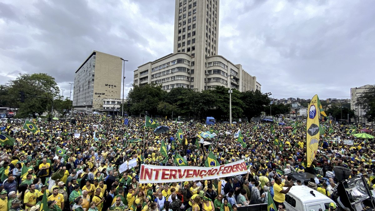 Imagen  de una protesta de seguidores del expresidente Jair Bolsonaro por el resultado de las elecciones, frente al Comando Militar del Este, en Río de Janeiro. / Antonio Lacerda
