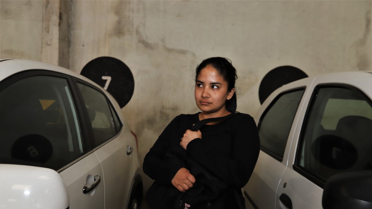 Hecho. En la calle es común ver a los ciudadanos agarrados de sus bolsos o artículos por miedo a un arranche.