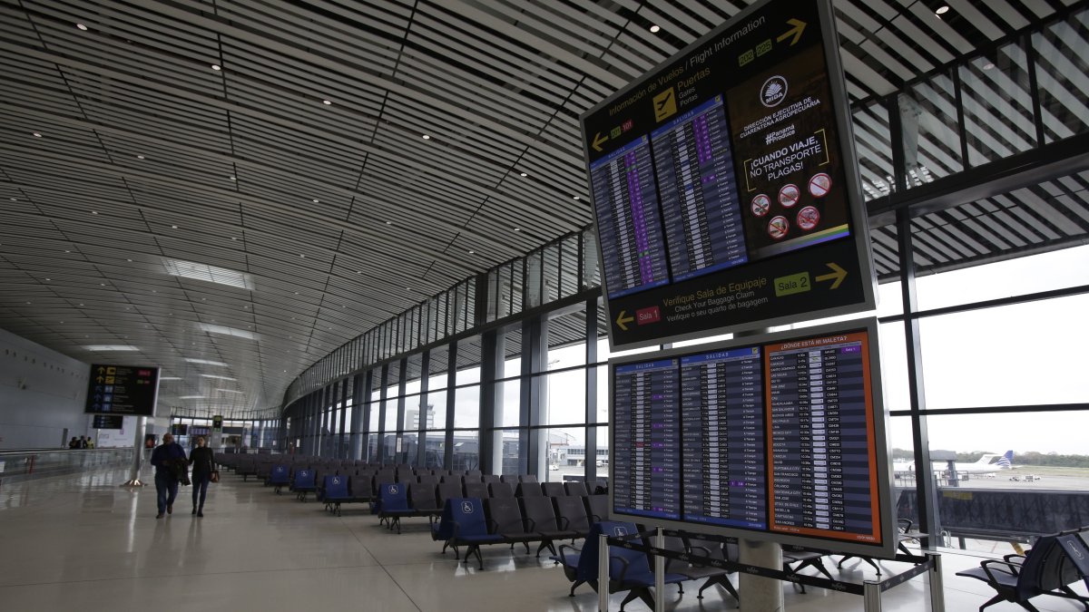 Aeropuerto. Personas dentro de una sala de espera del Aeropuerto Internacional de Tocumen, en Panamá.