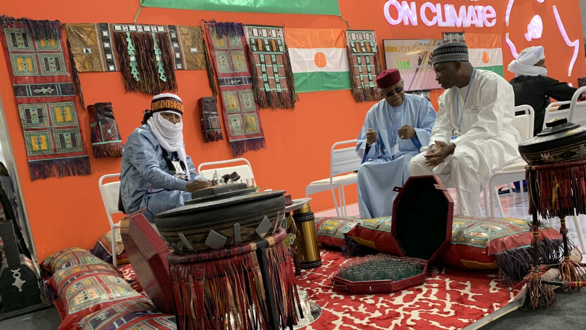 Pistas. Espacio de Níger en la COP27, donde la multitud se reúne.