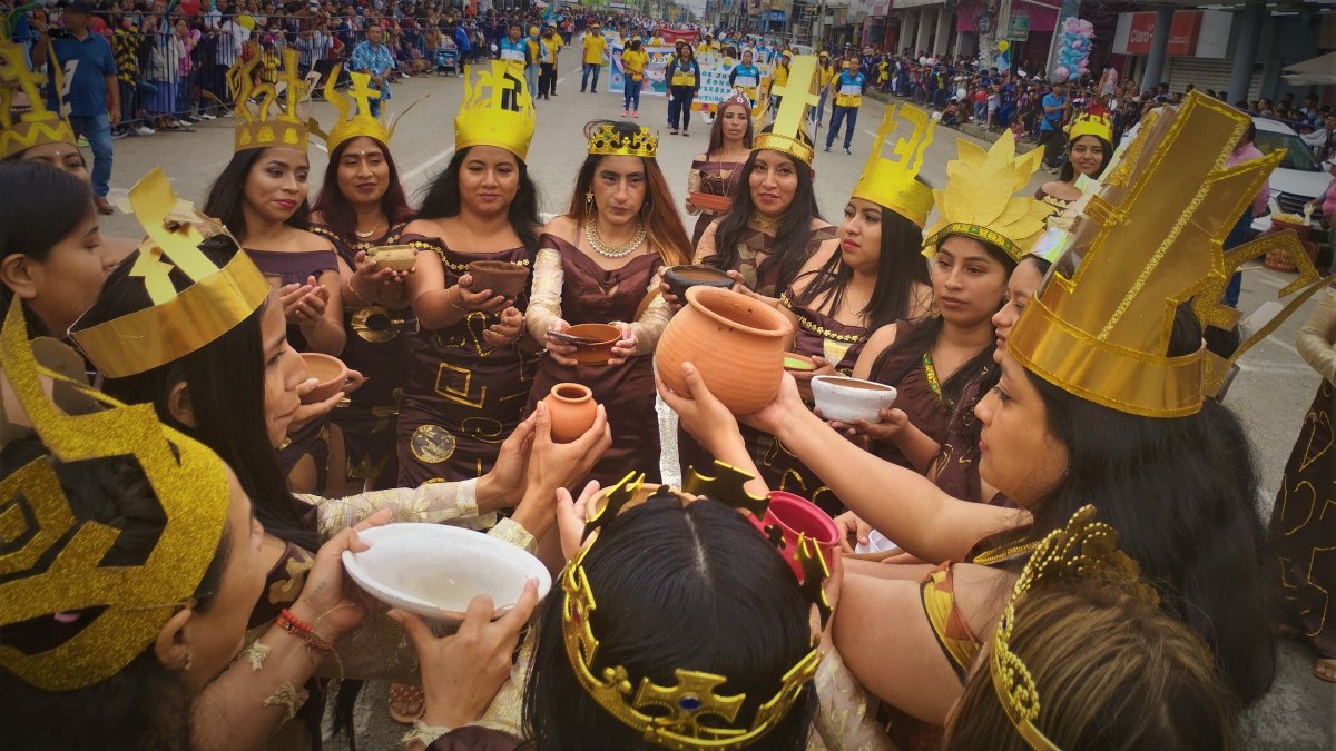 Santa Elena. Un grupo de jóvenes participa de un desfile reciente.