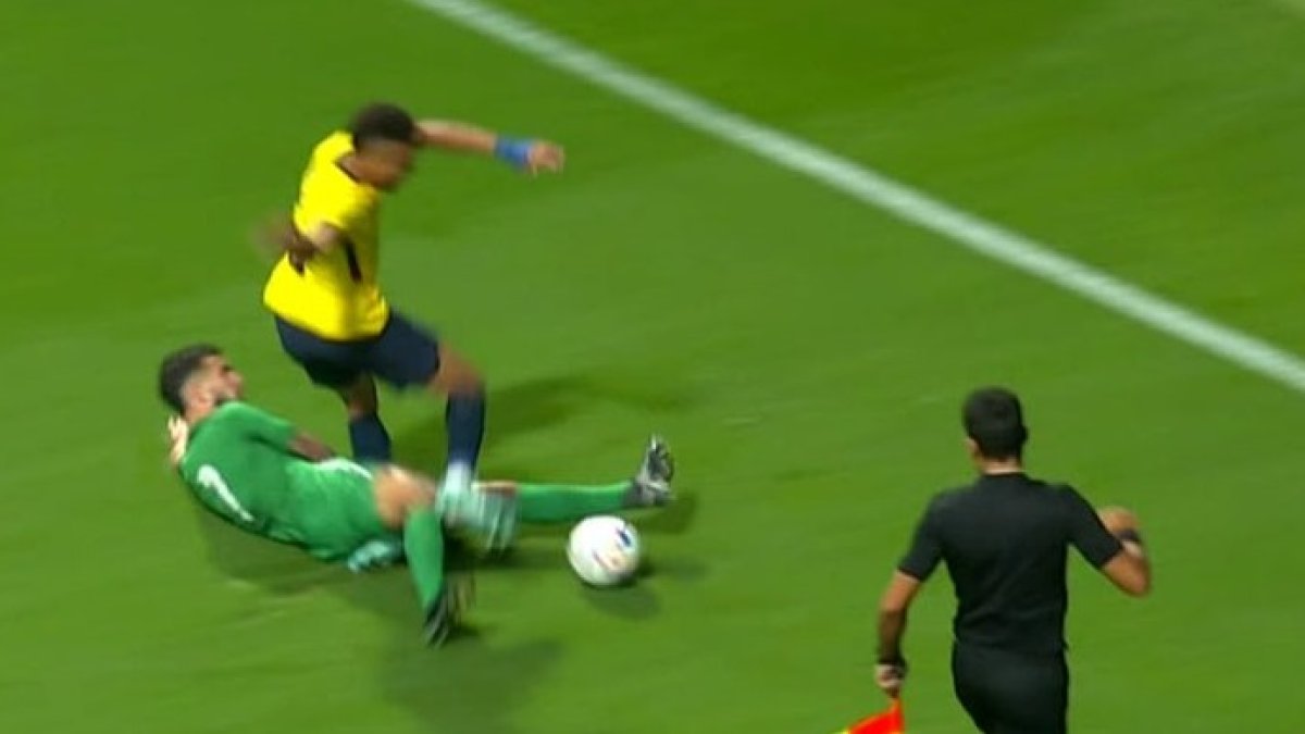 Byron Castillo abandonó la cancha antes de que termine el primer tiempo, en el amistoso ante Irak.