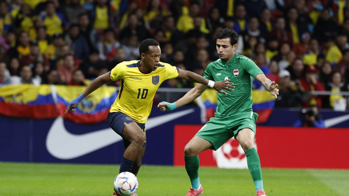 El centrocampista de la selección de fútbol de Irak Ibrahim Alkaabawi (d) lucha con Romario Ibarra, de la selección de Ecuador, en foto de archivo.