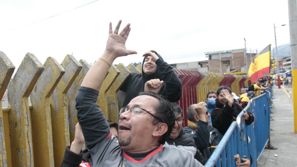 Los hinchas del Aucas llegaron a última hora hasta los exteriores del estadio Gonzalo Pozo para conseguir sus entradas