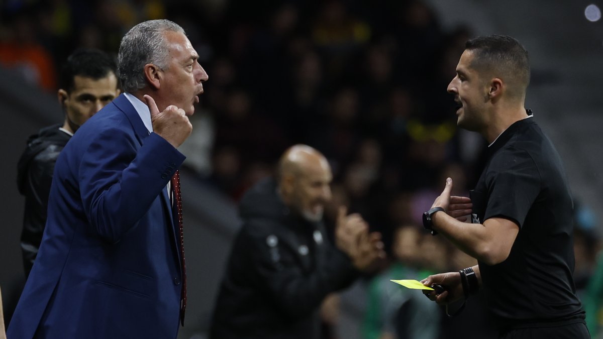 El seleccionador de Ecuador, Gustavo Alfaro reclama al juez central por las constantes faltas en contra de los jugadores