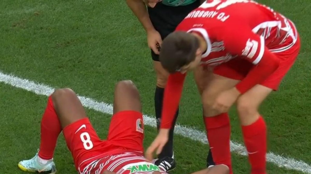Carlos Gruezo se lesionó durante el partido entre el Augsburgo y el Bochum, por la Bundesliga