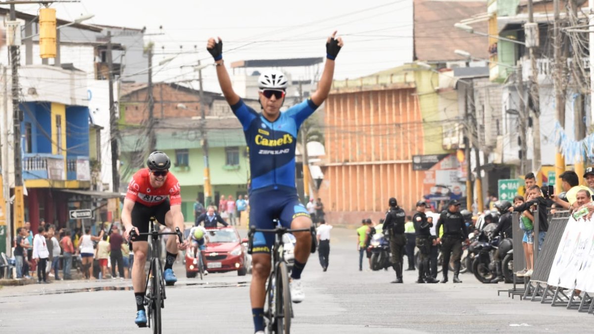Ignacio Prado levanta los brazos en señal de victoria.