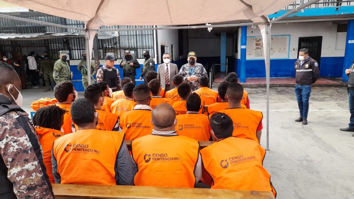 Entrevistas. Una de las jornadas del censo penitenciario. Internos reciben una charla de un funcionario.