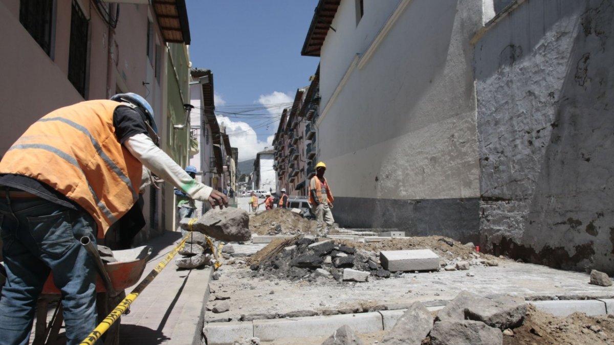 Fachada. Las calles son restauradas por tramos para evitar el tráfico vehicular y las molestias ciudadanas.