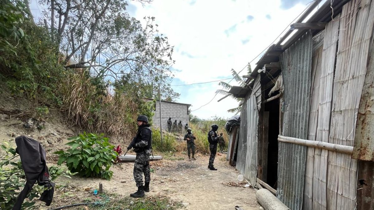 Patrullajes. Miembros de las Fuerzas realizan constantes operaciones para precautelar la seguridad de los habitantes de la provincia.