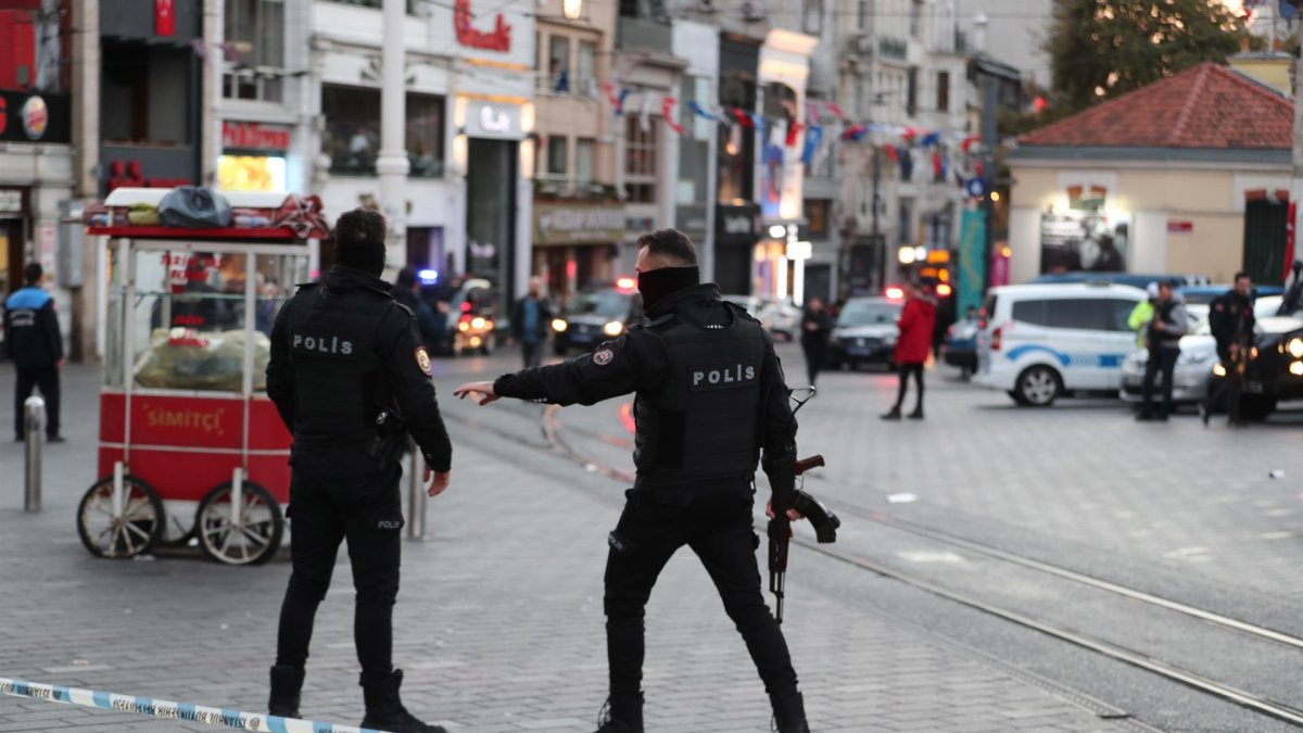 Agentes de la policía turca tratan de mantener el orden tras la explosión de un artefacto en una calle del centro de Estambul.