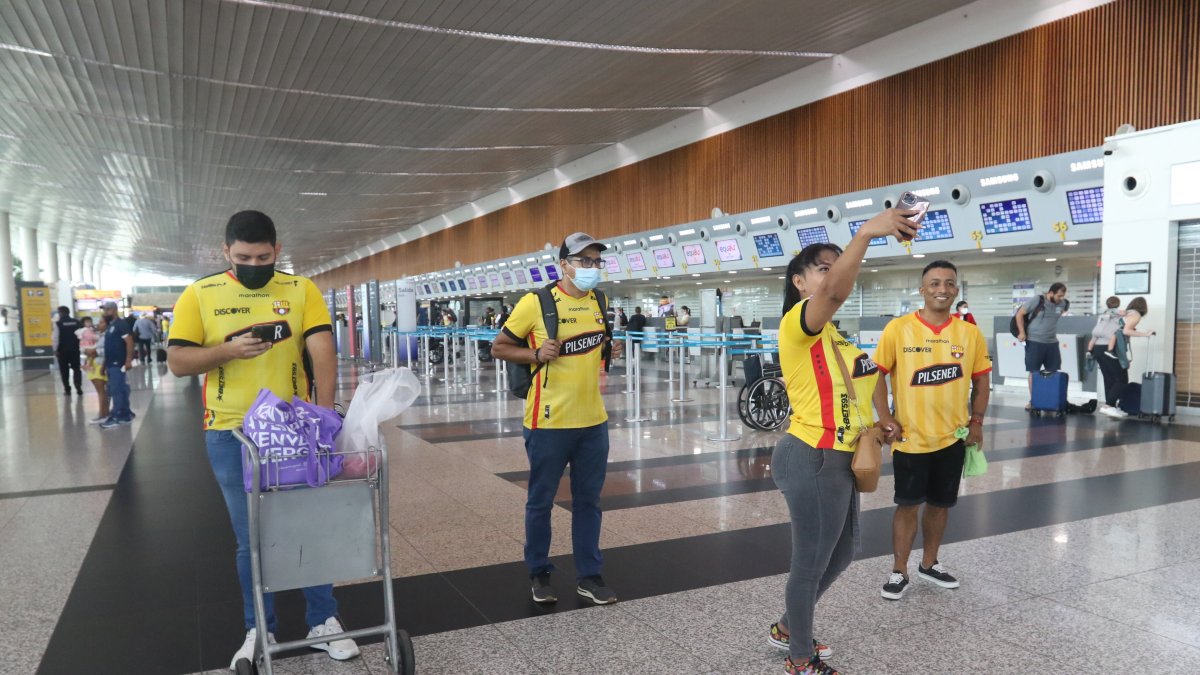 13-11-2022-Hinchas bacelonista se dirigen a quito al estadio a ver al idolo, esto sucedio en el aereopuerto