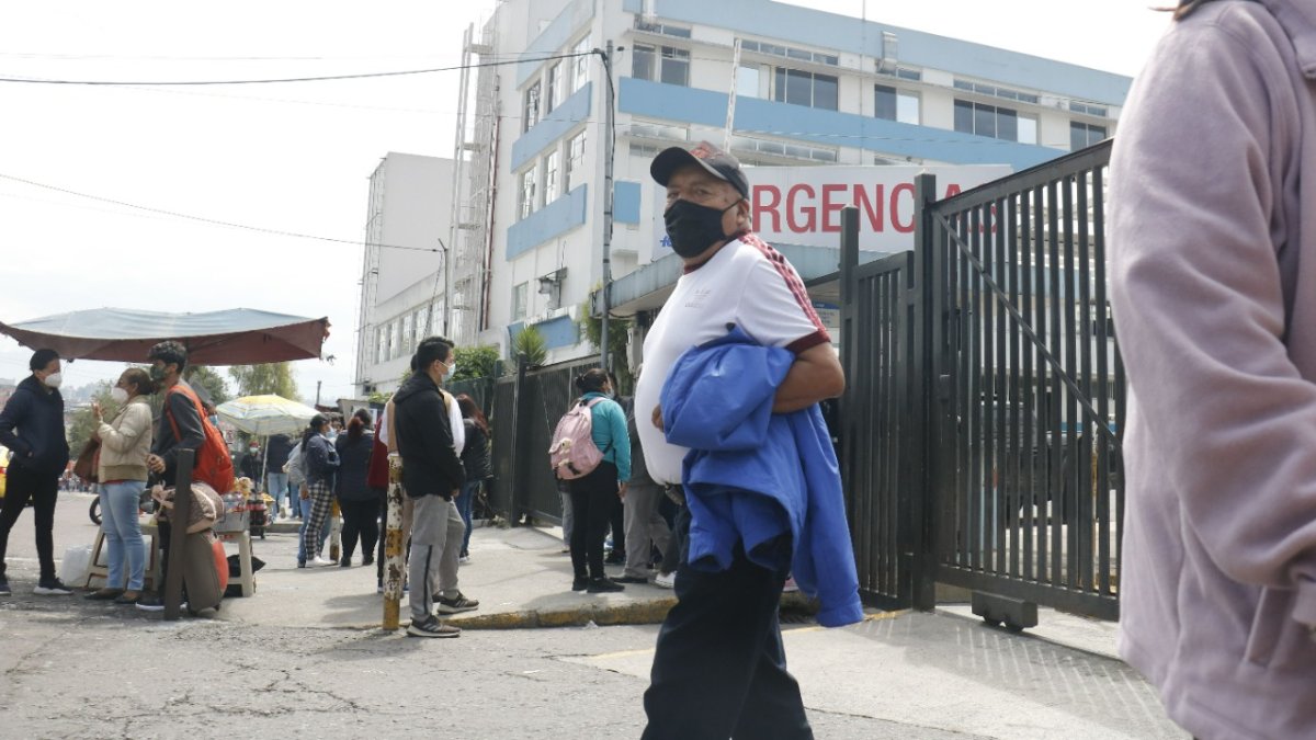 Indignación. Luis Quingatapanta, familiar de una menor hospitalizada por neumonía en el Carlos Andrade Marín.