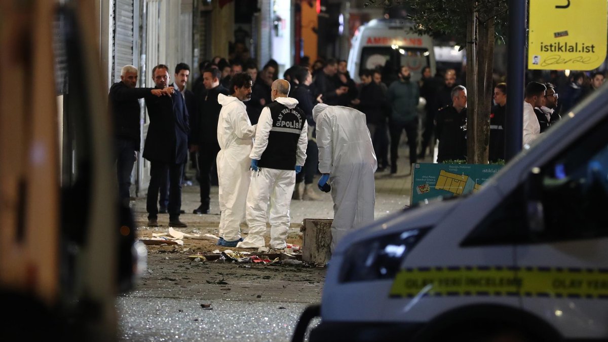 El equipo de investigación de la escena del crimen trabaja mientras policías turcos intentan asegurar la zona tras una explosión en la calle Istiklal de Estambul, Turquía, el 13 de noviembre de 2022.