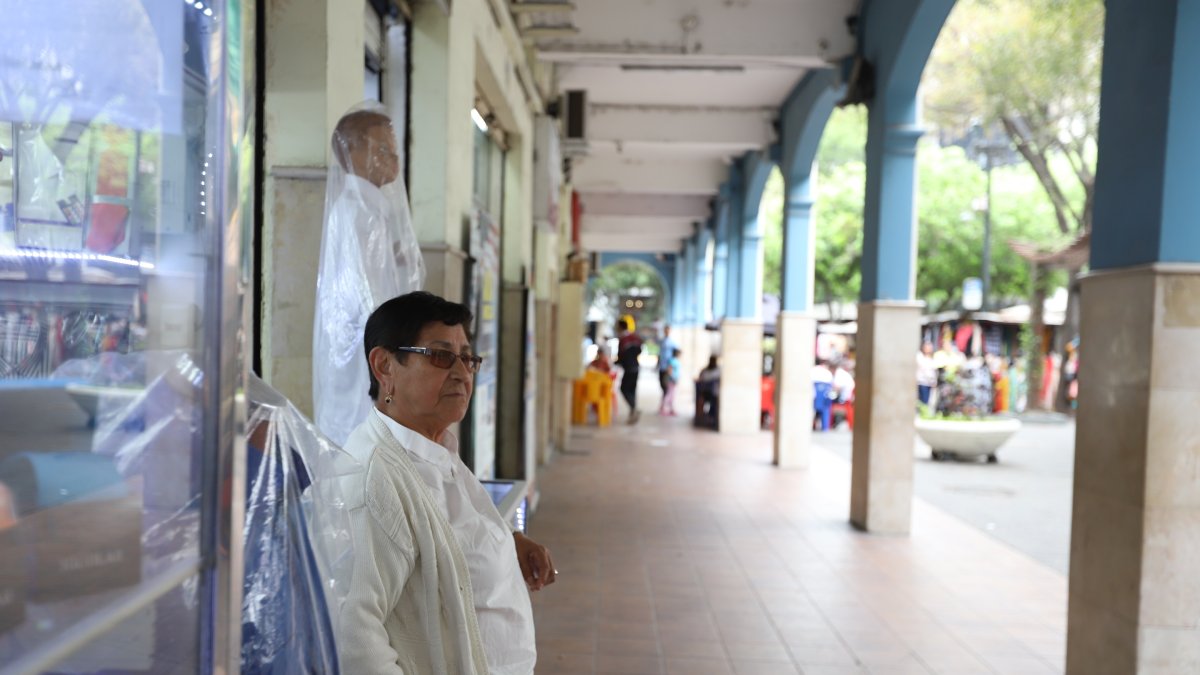 Escenario. En diferentes calles del centro de la ciudad se observa que los negocios, que no son gastronómicos, también barajan estrategias para dinamizar el sector. Todos piden una recuperación integral.