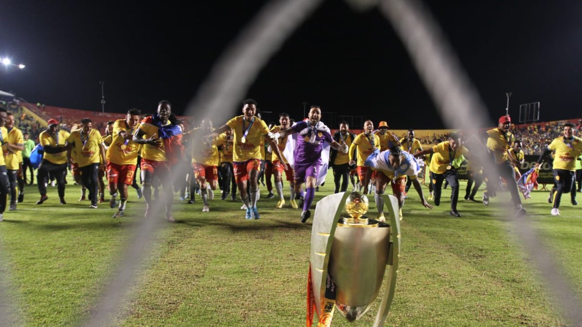 Aucas se coronó campeón de la LigaPro, ante Barcelona.