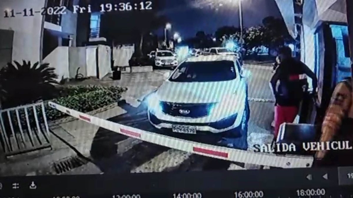 Auto. Según los vídeos este es el vehículo que ingresó sin permiso a la urbanización y ocasionó daños al salir.