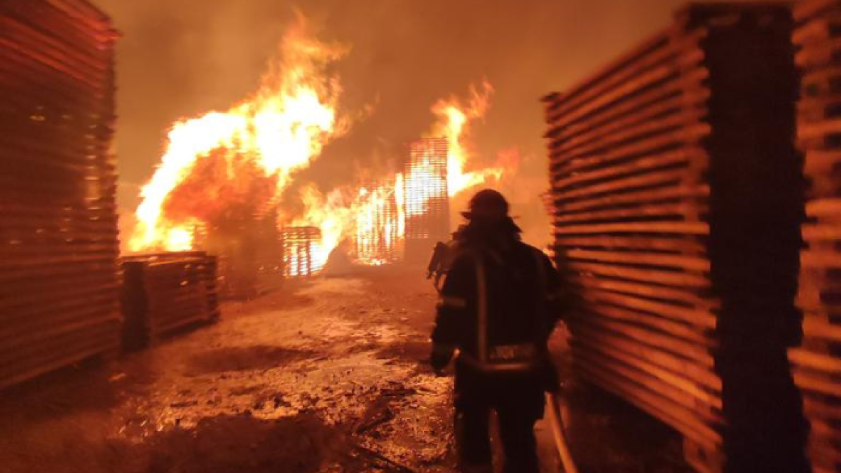 Bomberos tratando de apagar el incendio.