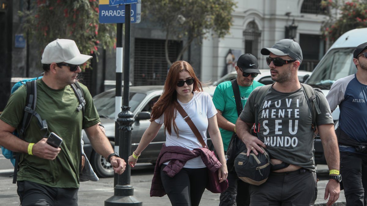 Fotografía de archivo de personas mientras caminan en el centro de Lima (Perú). / Aldair Mejía