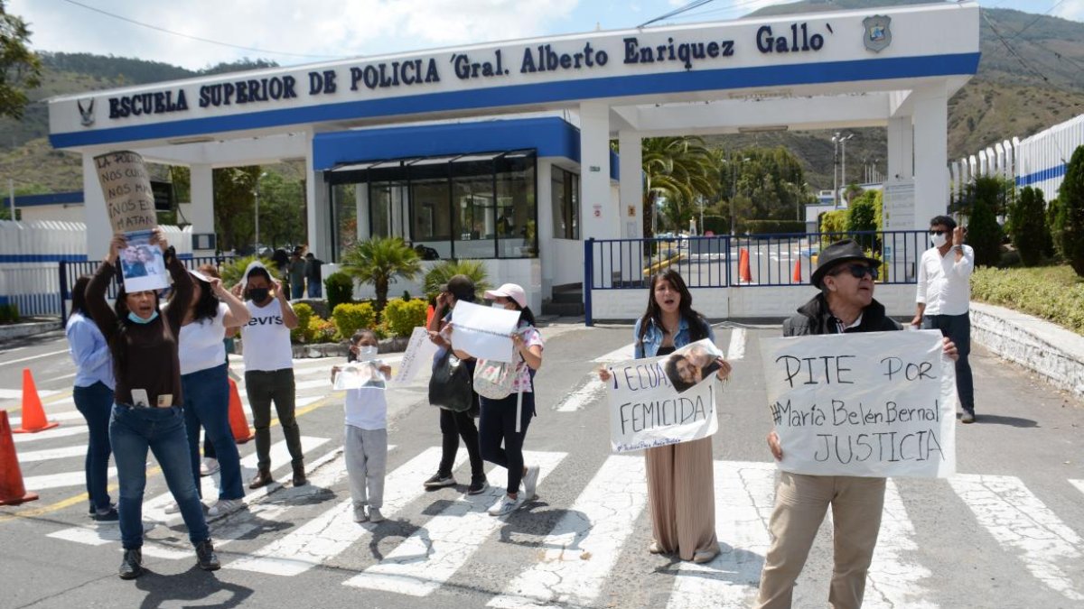 Entre los policías separados de la institución están un teniente, un capitán y el exdirector de la Escuela Superior de Policía.
