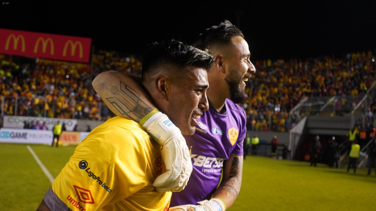 El mediocampista Sergio López (i) festeja junto al portero Hernán Galíndez el título del Aucas.