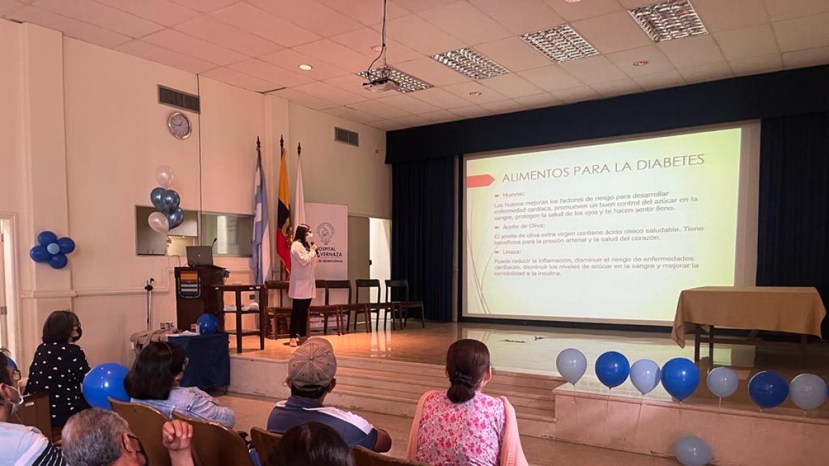 En el auditorio del Hospital Luis Vernaza se realizó una charla de prevención y cuidados contra la diabetes.