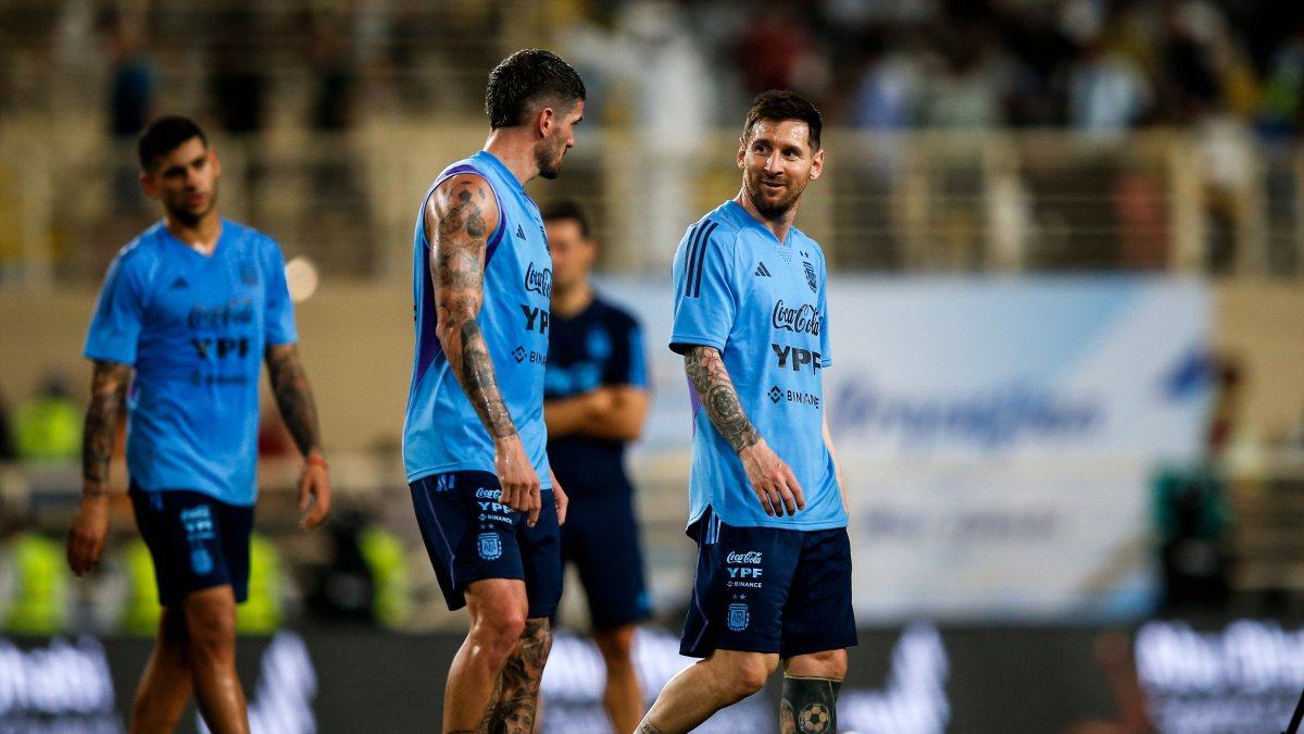 Lionel Messi (derecha) y Rodrigo de Paul (centro) durante el entrenamiento de este lunes.