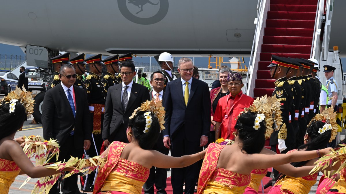 El Primer Ministro de Australia, Anthony Albanese (C), llega al Aeropuerto Internacional Ngurah Rai antes de la Cumbre del G20 en Bali, Indonesia / EFE
