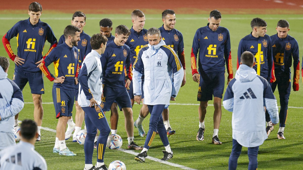 El entrenador de la selección española Luis Enrique (c) dirige el entrenamiento de este lunes en la Ciudad del Fútbol de Las Rozas, en Madrid.