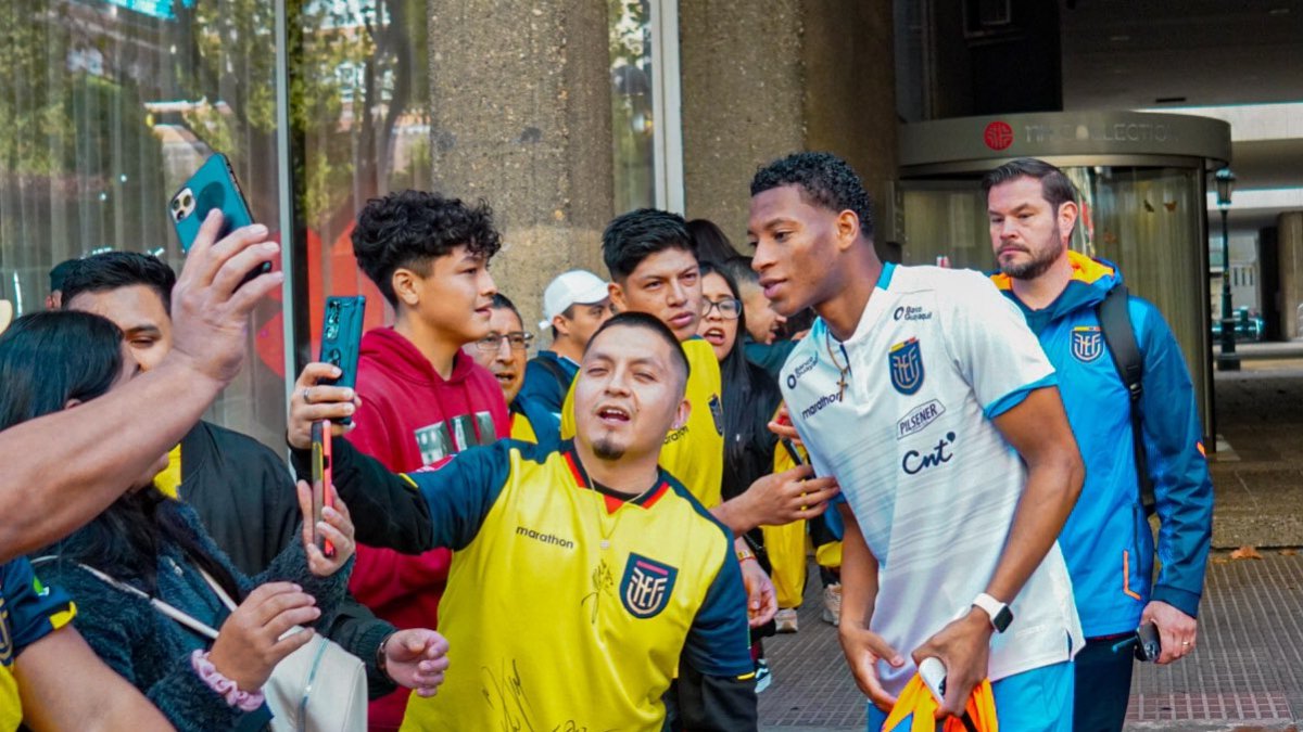 Los hinchas acompañaron a la selección en su paso por Madrid. Gonzalo Plata fue el más solicitado.