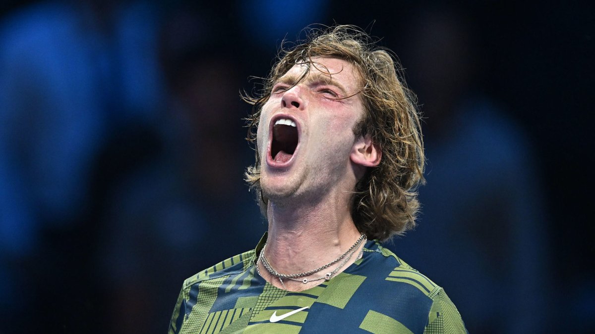 Andrey Rublev celebra tras vencer a Medvedev por 6-7 (3), 6-3 y 7-6 (7).