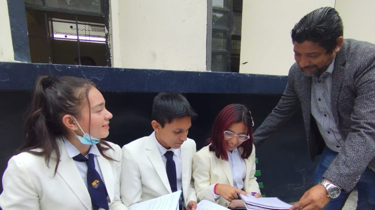 Los alumnos del Aguirre Abad que participaron en el evento de matemáticas, junto al rector del colegio..