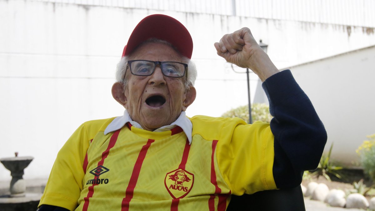El hincha fiel con más edad de Aucas tuvo fuerzas para celebrar el título del equipo oriental en el centro de cuidados donde habita.