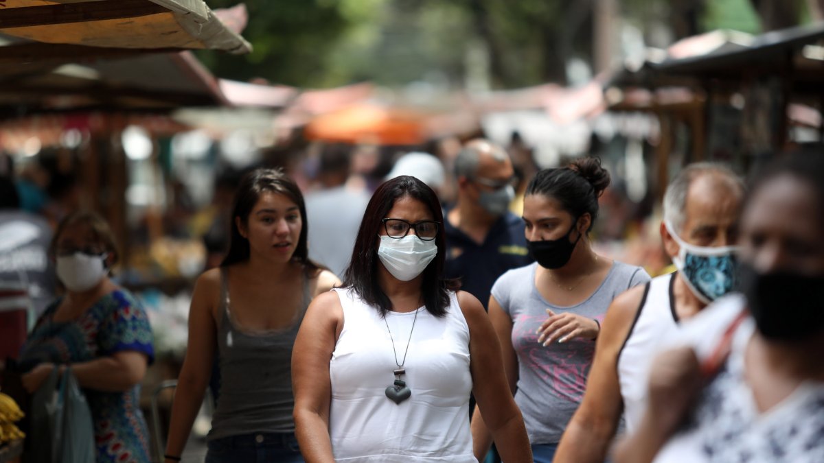 Personas caminando por una calle en Vila Isabel en Rio de Janeiro, en una fotografía de archivo./Fabio Motta
