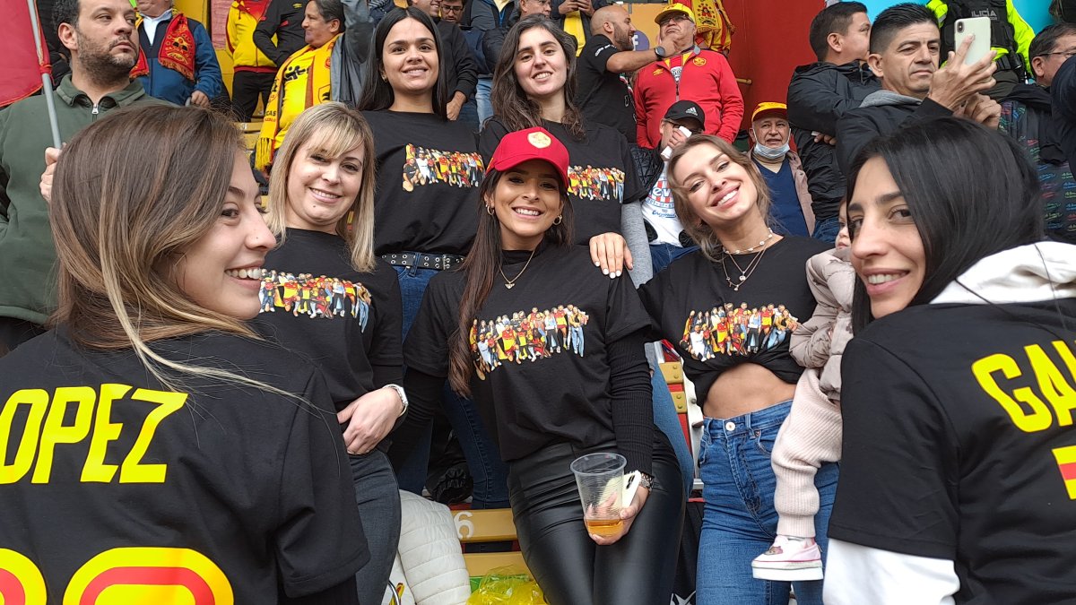 Karen Quintana (i), Nati Devotto, Estefy González, Belén Alujas (c), Mai Echaguibel, Vicky Turusha y Pamela Cersósimo (d) en el estadio.