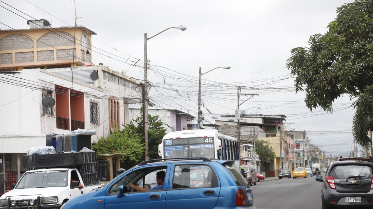 En esta y otras calles de la ciudad faltan semáforos para el control de las unidades de transporte.