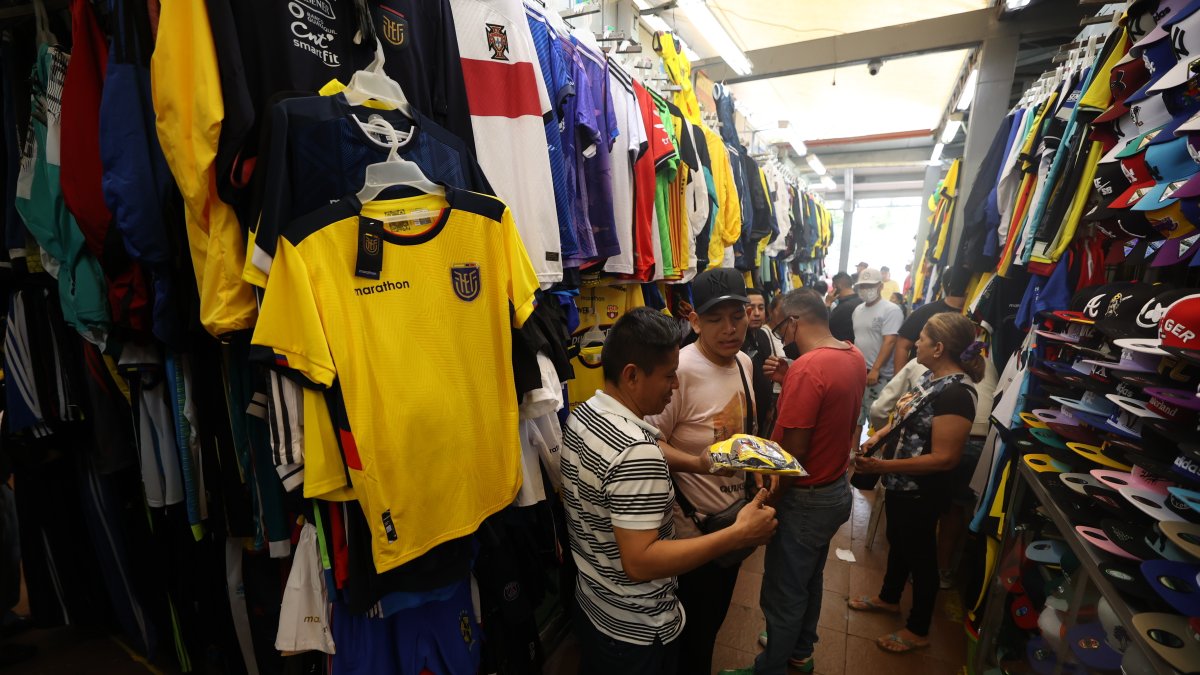 1. Venta de camisetas. Las zonas donde se venden las camisetas de Ecuador y otros equipos del Mundial empiezan a verse más pobladas. Los comerciantes esperan tener un repunte