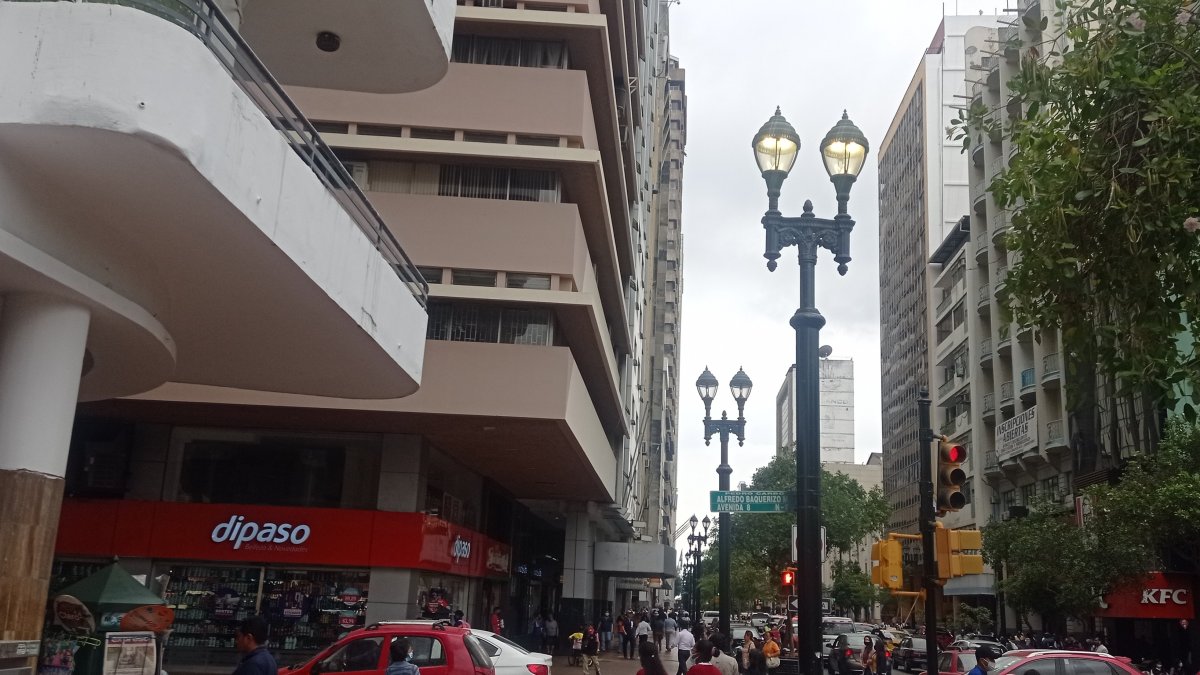 Lampara prendida en el día, 9 de octubre y Baquerizo Moreno, centro de la ciudad.