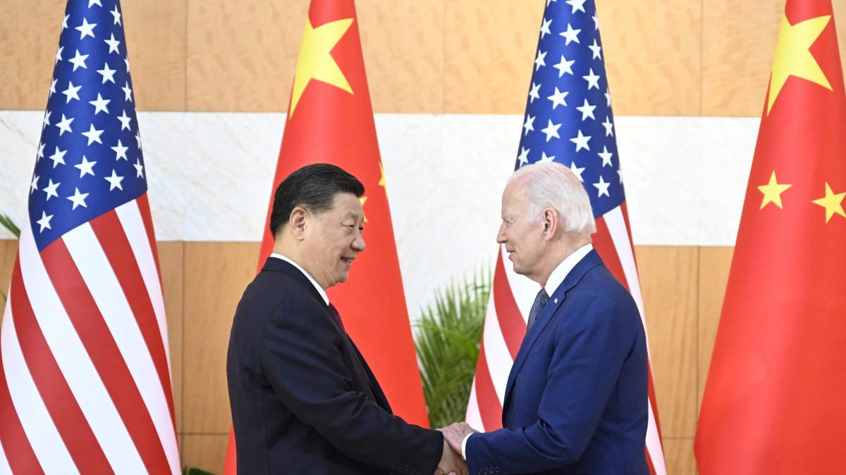 El presidente chino, Xi Jinping (I), saluda a su homólogo estadounidense, Joe Biden, a, un día antes de la Cumbre del G20 en Bali, Indonesia,   EFE/
