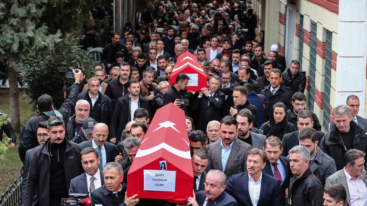 El vicepresidente turco Fuat Oktay (izquierda), el presidente de la Gran Asamblea Nacional turca Mustafa Sentop (frente a la derecha)  llevan el ataúd de Arzu Ozsoy y su hija Yagmur Ucar. /EFE 