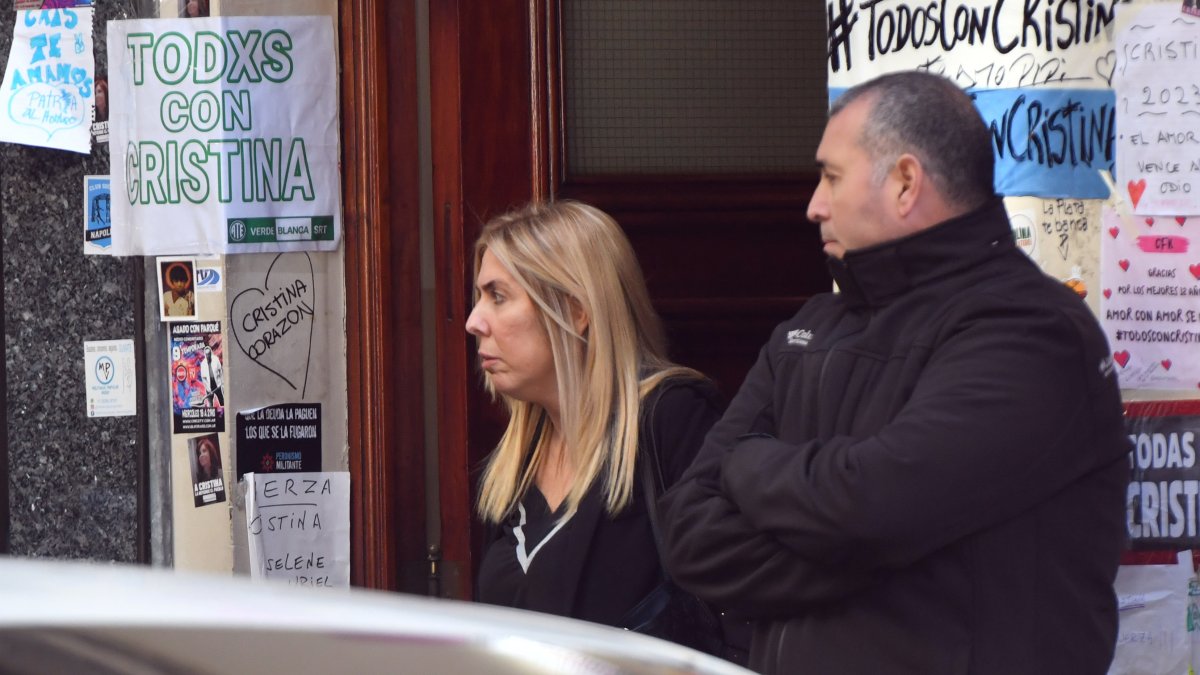 La jueza María Eugenia Capuchetti sale de la casa de la vicepresidenta Cristina Fernández de Kirchner, en una fotografía de archivo. /Enrique Garcia Medina