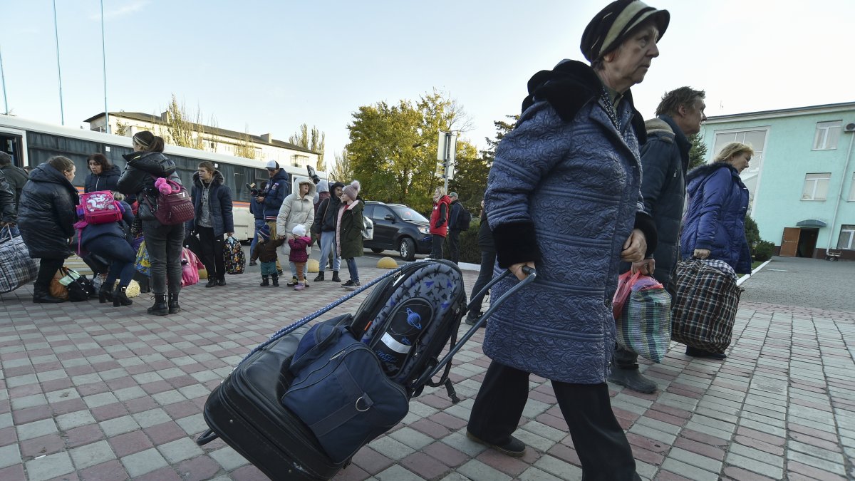 Personas evacuadas del distrito de Novokakhovsky, en Jersón, llegan a una estación ferroviaria en Dzhankoi, en Crimea, el pasado 2 de noviembre. EFE/EPA/STRINGER