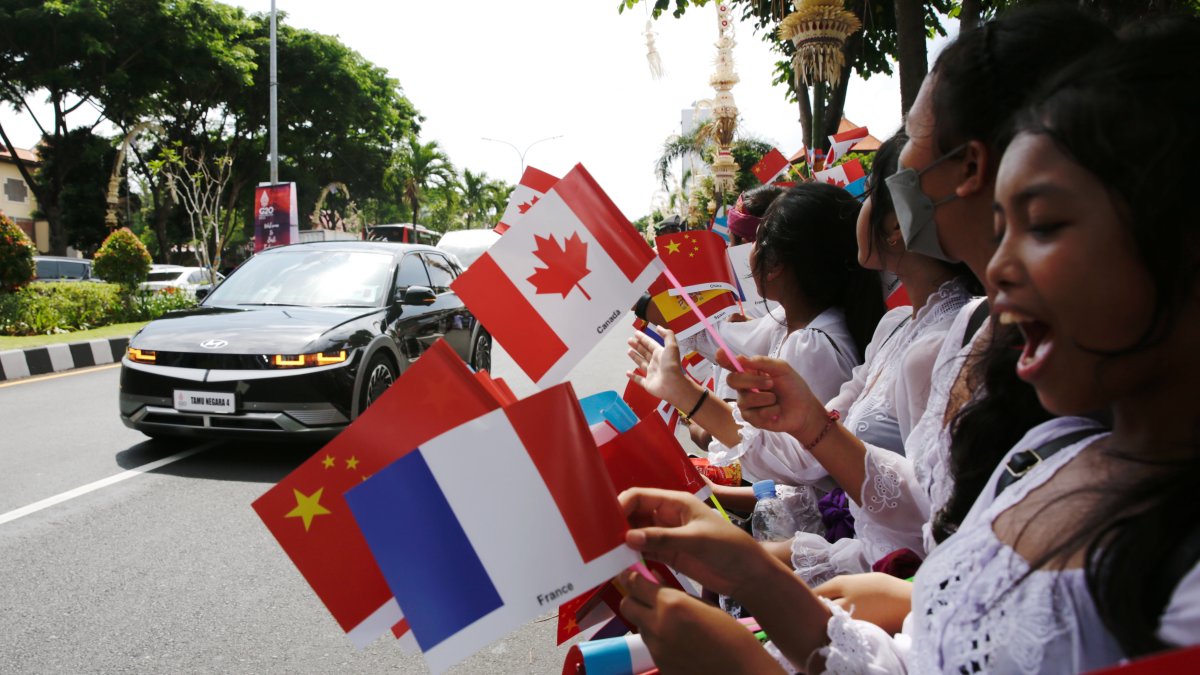 Los residentes en la isla de Mali en Indonesia dan la bienvenida a los miles de turistas que llegan.