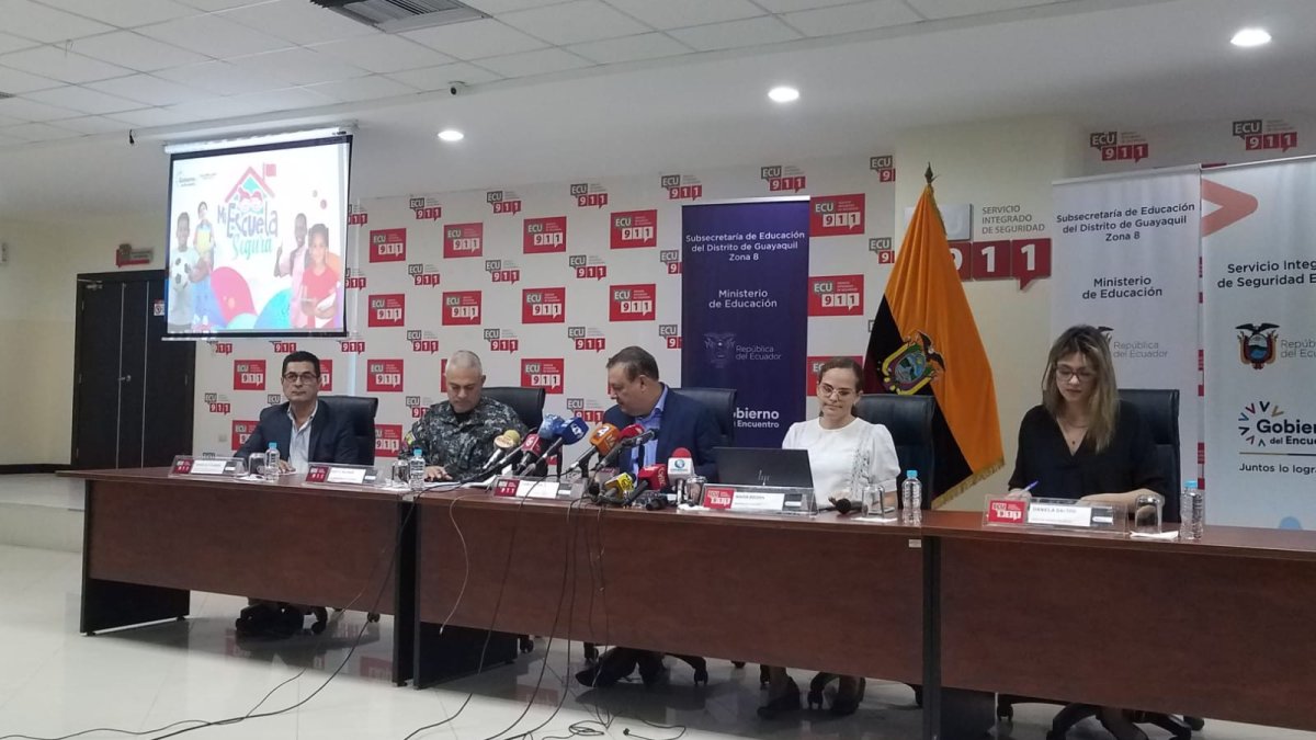 El ministro del Interior, Juan Zapata (centro),  participó este lunes 14 de noviembre en una rueda de prensa sobre el plan nacional 'Escuelas Seguras'.