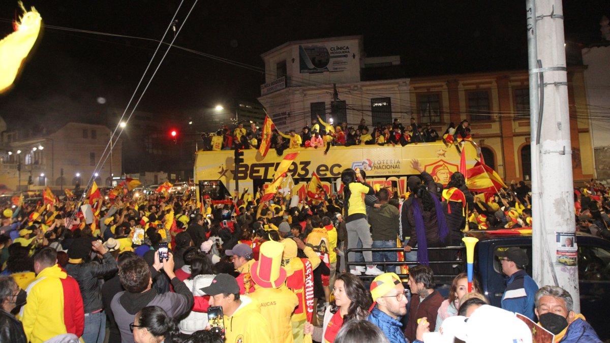 Al parque de El Arbolito llegaron miles de hinchas de Aucas, cerca de la medianoche, para saludar a los flamantes campeones.