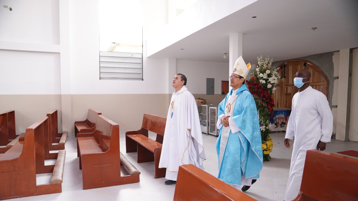 Por la nueva obra. El padre Yair Rodríguez recorre junto a monseñor Luis Cabrera Herrera, arzobispo de Guayaquil, la capilla construida en un 90 %.