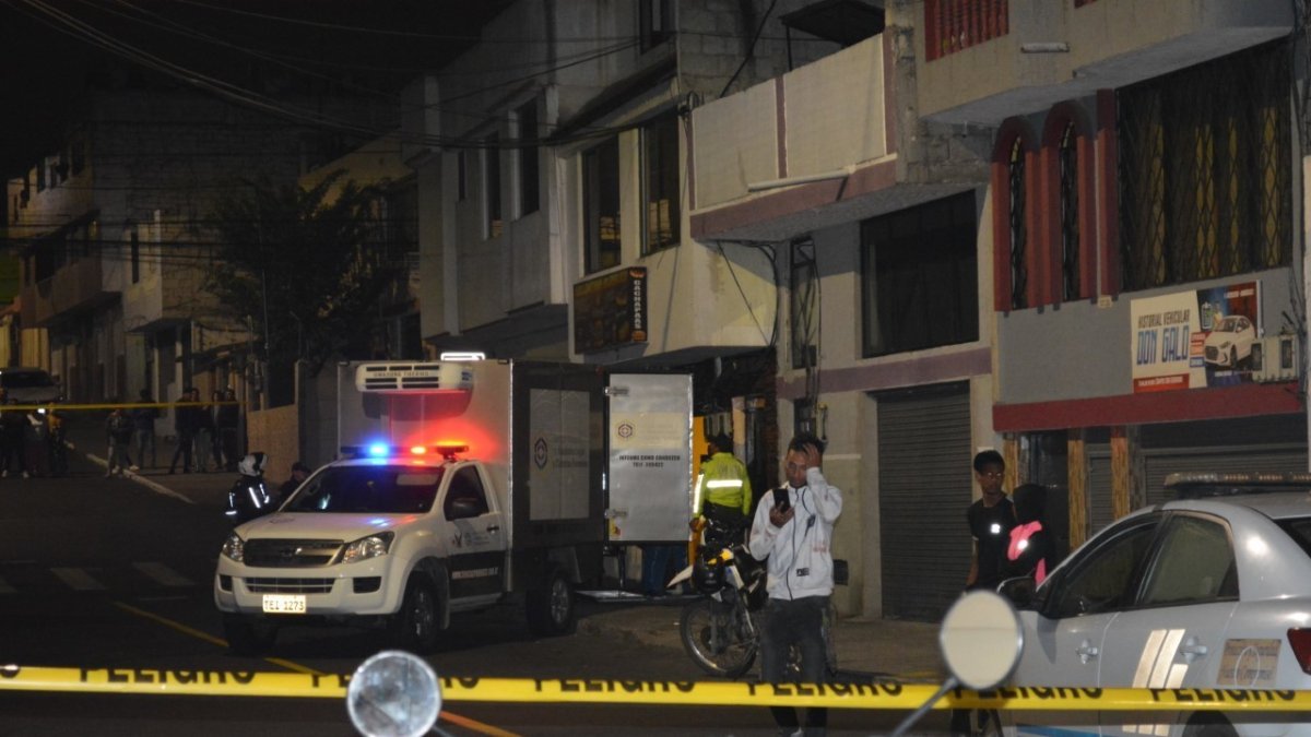 Ambato. Elementos de la Policía aparecen en el lugar del atentado.