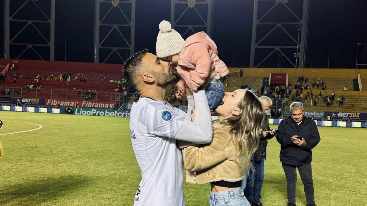 Damian y Vicky junto a su hija.