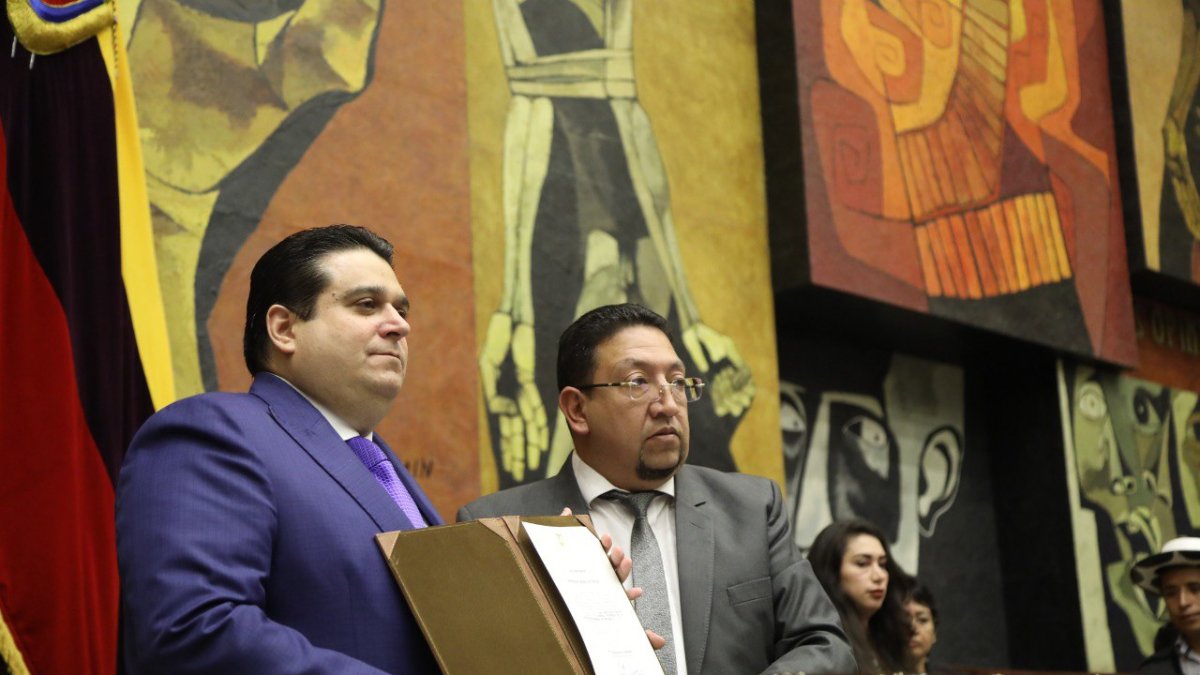 Juan Carlos Larrea (i) tras firmar el acta de posesión en el legislativo.