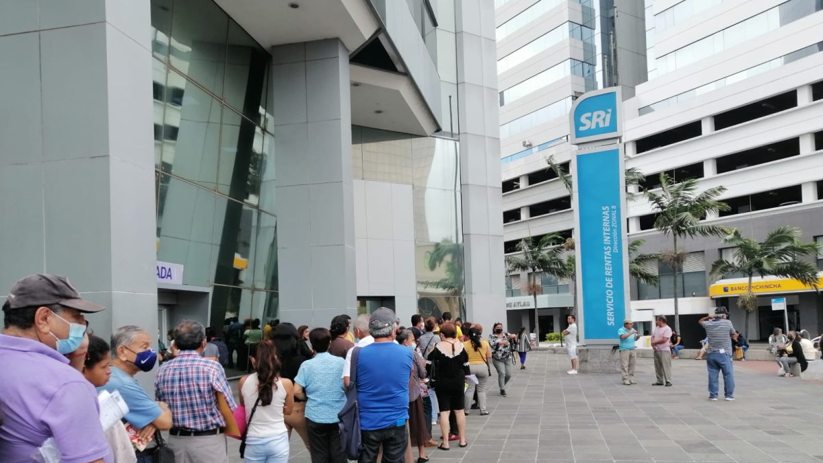 Fila.- Ciudadanos realizan una columna para ingresar al SRI a realizar trámites.